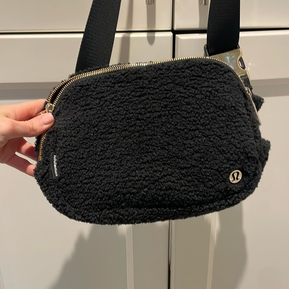 Lululemon everywhere fleece large belt bag.  Used twice. - Picture 1 of 6